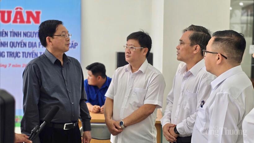 Bí thư Tỉnh ủy Gia Lai Hồ Quốc Dũng đi kiểm tra thực tế tại Trung tâm phục vụ hành chính công phường Pleiku. Ảnh: Hiền Mai
