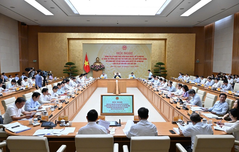 Ủy viên Bộ Chính trị, Bí thư Đảng ủy Chính phủ, Thủ tướng Phạm Minh Chính chủ trì Hội nghị đánh giá 3 năm thực hiện Nghị quyết số 18-NQ/TW và 1 năm thi hành Luật Đất đai năm 2024, đề xuất điều chỉnh, bổ sung một số nội dung Nghị quyết 18-NQ/TW làm cơ sở sửa đổi Luật Đất đai năm 2024. Ảnh: VGP/Nhật Bắc