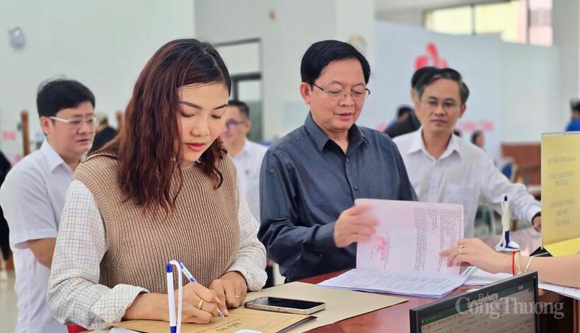 Bí thư Tỉnh ủy thăm hỏi trực tiếp người dân đến giải quyết thủ tục hành chính. Ảnh: Hiền Mai
