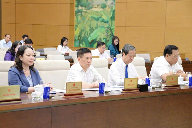 Phiên họp có sự tham dự của Phó Thủ tướng Hồ Đức Phớc và đại diện một số bộ, ngành. Ảnh: QH