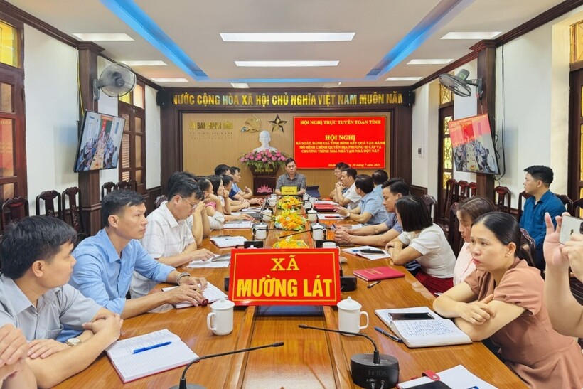 15 công chức, viên chức, người lao động thuộc các sở, ngành được UBND tỉnh Thanh Hóa biệt phái lên hỗ trợ vận hành chính quyền địa phương 2 cấp tại các xã biên giới. Ảnh: Hồ Thủy
