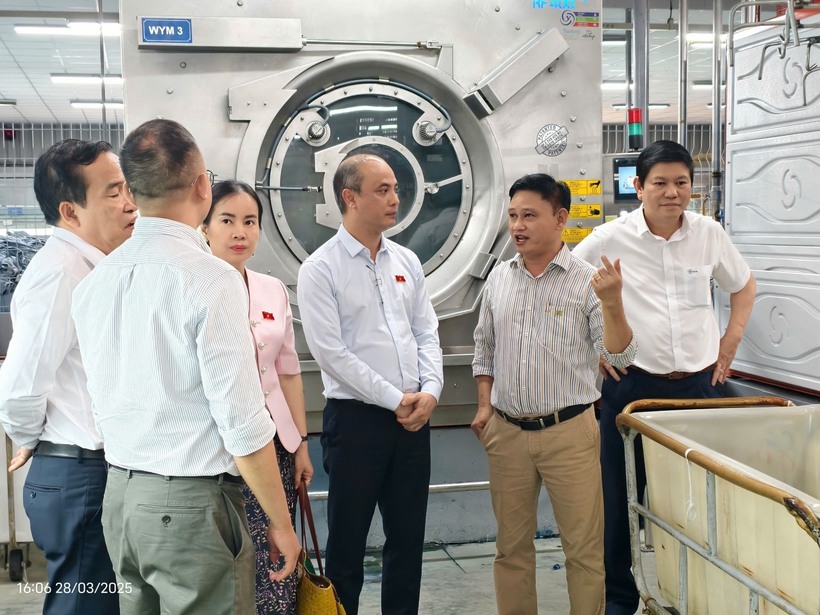 Công ty CP Đầu tư PPJ Thành Châu (TP. Hồ Chí Minh) báo cáo với Đoàn công tác của Ủy ban KHCN&MT của Quốc hội, Bộ Công Thương về công tác tiết kiệm năng lượng, nguyên nhiên vật liệu trong sản xuất. Ảnh: ĐCK