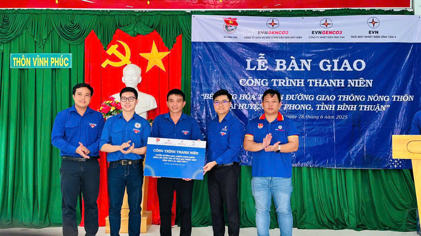 Đoàn thanh niên Nhà máy chủ động phối hợp các đơn vị triển khai Công trình thanh niên dùng bê tông trộn tro bay của Nhà máy