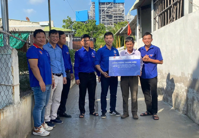 Đoàn thanh niên Nhà máy chủ động phối hợp các đơn vị triển khai Công trình thanh niên dùng bê tông trộn tro bay của Nhà máy để làm đường giao thông tại địa phương