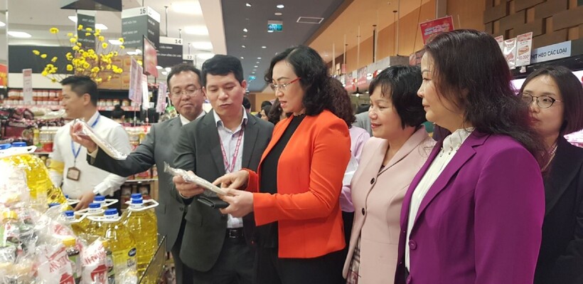 Đoàn công tác của Bộ Công Thương do Thứ trưởng Phan Thị Thắng làm Trưởng đoàn kiểm tra công tác chuẩn bị hàng hóa phục vụ Tết tại Siêu thị AEON, TP. Hà NộiẢnh: Thu Trang