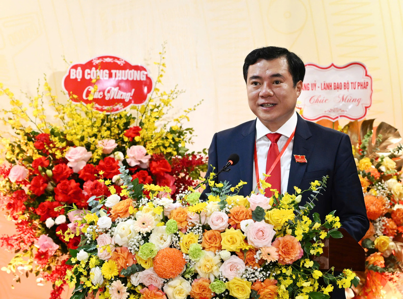 Thay mặt Đoàn Chủ tịch, Ủy viên Ban Thường vụ Đảng ủy, Thứ trưởng Bộ Công Thương Nguyễn Sinh Nhật Tân đã đọc báo cáo chính trị của Ban chấp hành Đảng bộ Bộ Công Thương nhiệm kỳ 2020 - 2025
