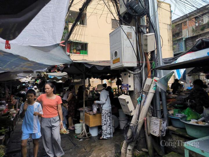 Lối đi chật hẹp, các tiểu thương buôn bán ngay dưới chân cột điện, tiềm ẩn nhiều nguy hiểm. Ảnh: Nguyễn Ngọc