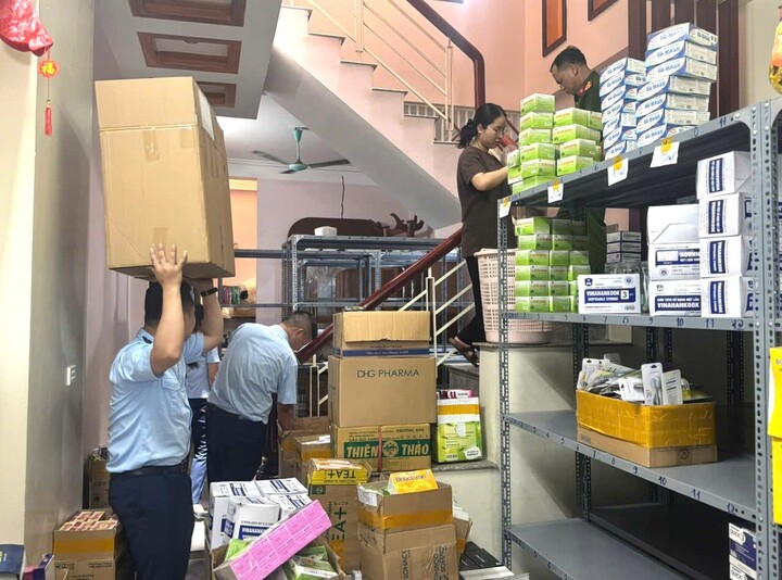 Kho hàng của Công ty An Phát chứa nhiều thuốc tân dược, mỹ phẩm giả, chưa đăng ký lưu hành. Ảnh: Quốc Huy
