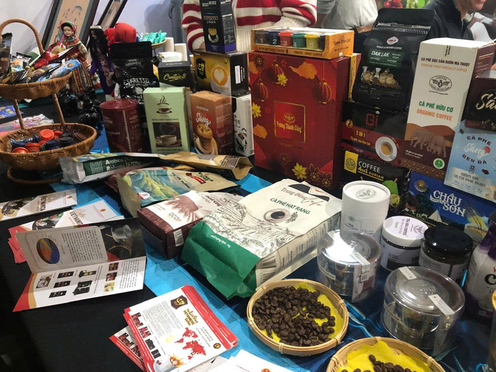Cà phê cùng nhiều sản phẩm hàng hóa Việt Nam khác đươc trưng bày, giới thiệu quảng bá tại Gian hàng quốc gia Việt Nam