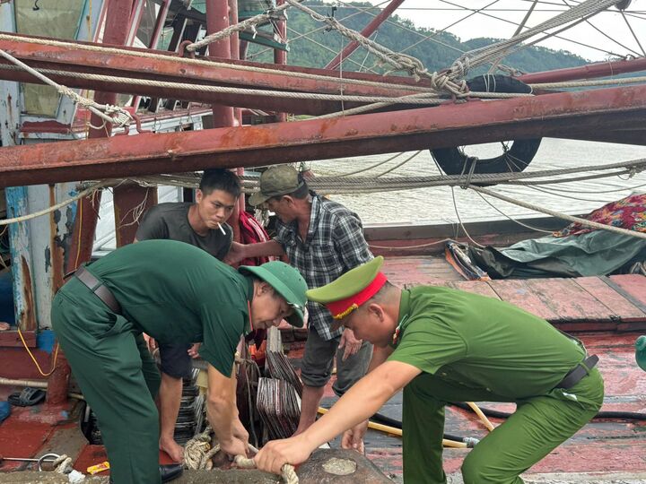 Lực lượng chức năng hỗ trợ ngư dân neo đậu tàu thuyền. Ảnh: Thái Thanh