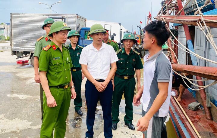 Lực lượng chức năng tuyên truyền cho người dân để chủ động ứng phó với báo số 3. Ảnh: Thái Thanh