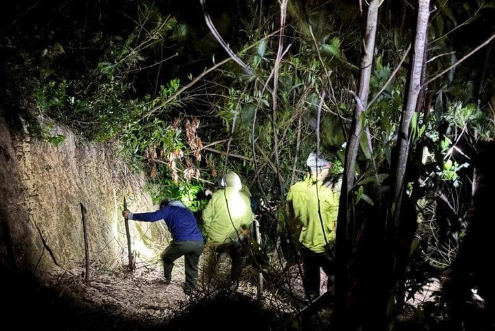 Lực lượng chức năng xuyên đêm dập lửa. Ảnh: UBND xã Duy Xuyên