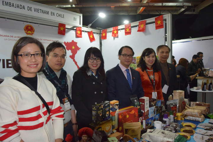 Gian hàng thu hút đông đảo khách tham quan, thưởng thức và trải nghiệm các sản phẩm hàng hóa đến từ Việt Nam