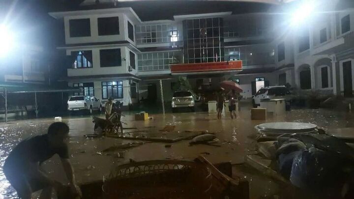 Trụ sở UBND và Trung tâm phục vụ hành chính công xã Mường Xén bị ngập do mưa lớn. Ảnh: Đ.T
