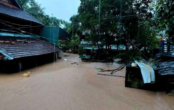 Nhà dân vùng cao Nghệ An chìm trong biển nước. Ảnh: B.T