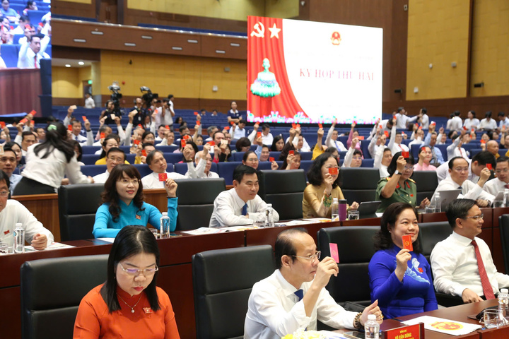 Đại biểu quyết nghị nhiều nội dung then chốt về phát triển kinh tế - xã hội và tổ chức chính quyền. Ảnh: Thanh Minh.