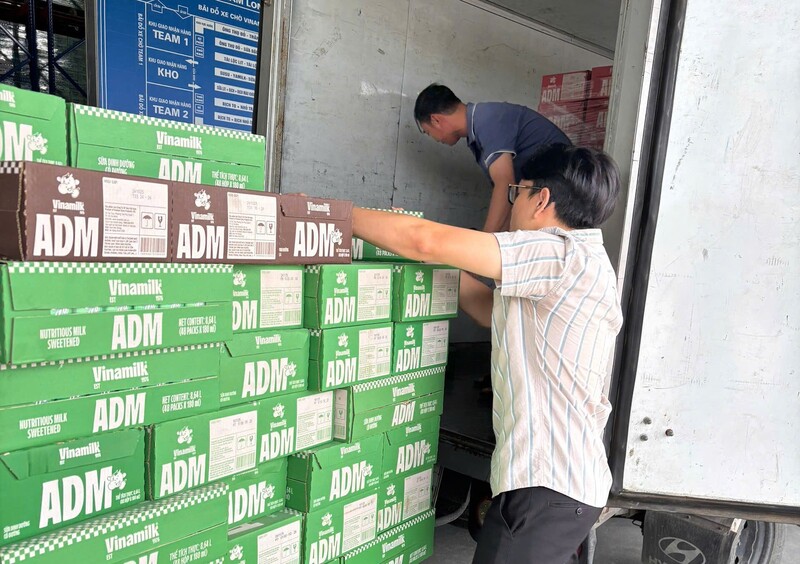 Hàng hóa được dự trữ tại sân bay, sẵn sàng đưa lên máy bay khi có lệnh. Ảnh: Quốc Huy