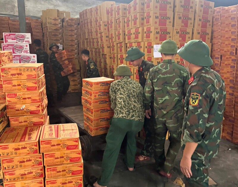Nhiều hàng hóa thiết yếu như mỳ tôm, nước sạch được tập kết, vận chuyển lên máy bay để cứu trợ người dân. Ảnh: Quốc Huy