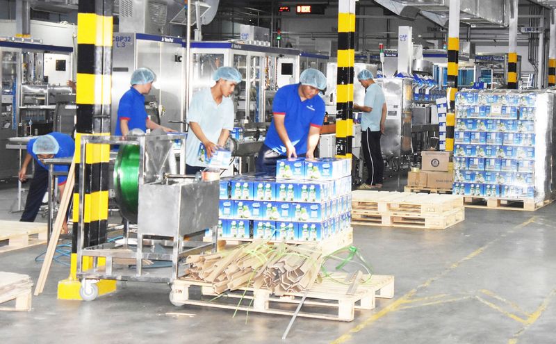 Sản xuất sản phẩm từ dừa tại Công ty TNHH Chế biến dừa Lương Quới.