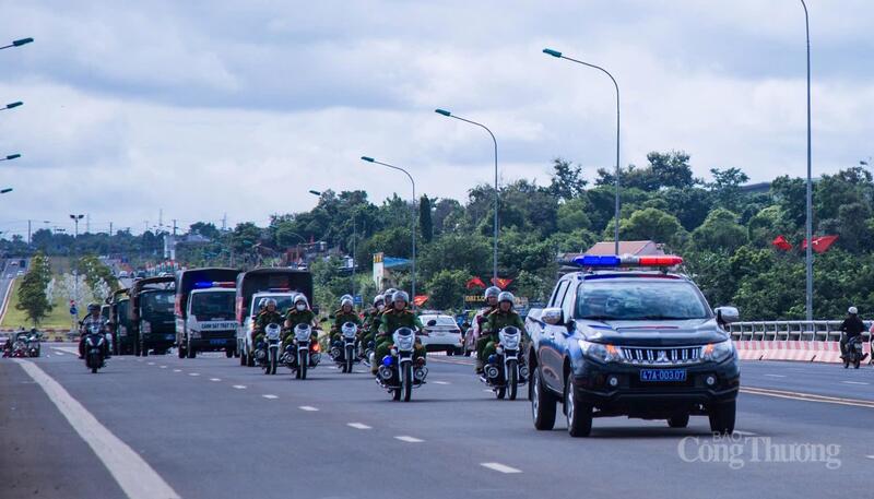 Lực lượng công an ra quân đợt cao điểm bảo đảm trật tự, an toàn giao thông, trật tự công cộng. Ảnh: HN