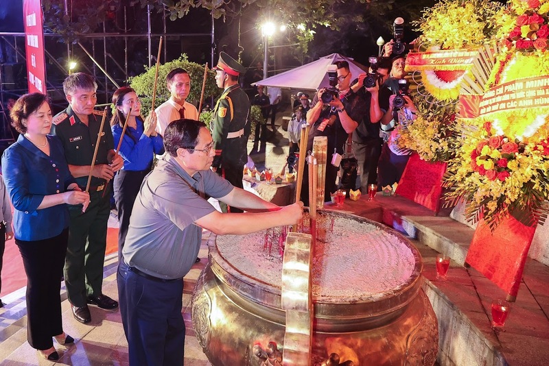 Thủ tướng Phạm Minh Chính dâng hương tri ân các Anh hùng liệt sĩ. Ảnh: VGP/Nhật Bắc