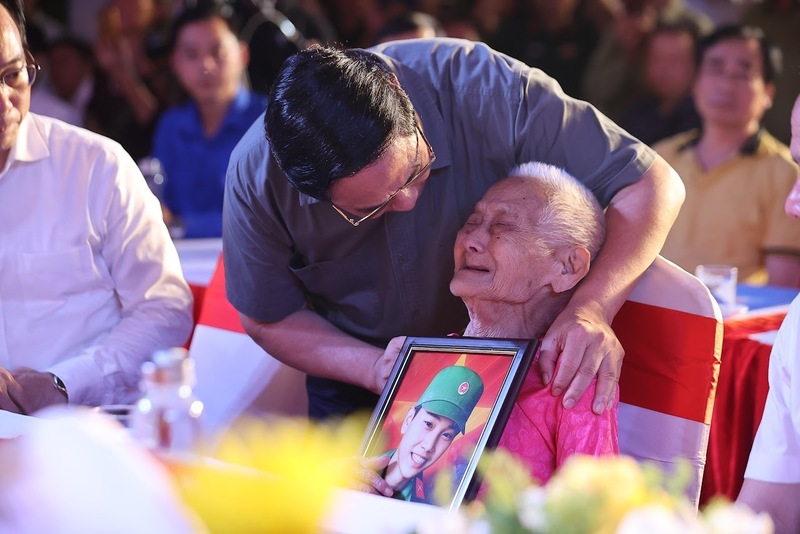 Thủ tướng Phạm Minh Chính trao di ảnh liệt sĩ tới các gia đình liệt sĩ. Ảnh: VGP/Nhật Bắc