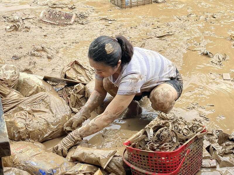 Người dân Nghệ An dọn dẹp sau lũ. Ảnh: Cơ sở cung cấp