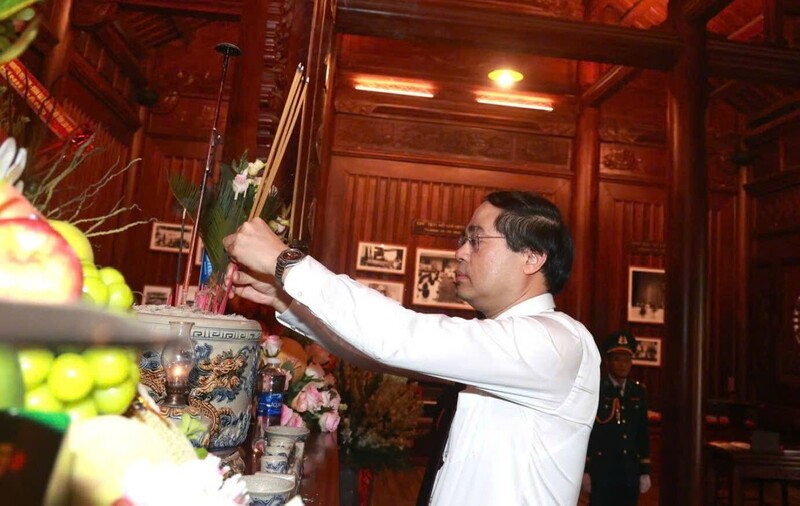 Đồng chí Trịnh Xuân Trường, Bí thư Tỉnh ủy, Chủ tịch HĐND tỉnh dâng hương tưởng niệm Chủ tịch Hồ Chí Minh. Ảnh: Thảo Châu