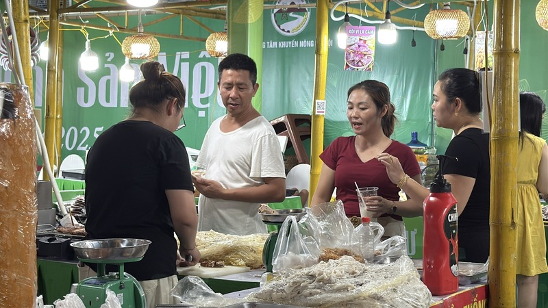 Các khách hàng hào hứng trải nghiệm sản phẩm (Ảnh: Phương Ly)