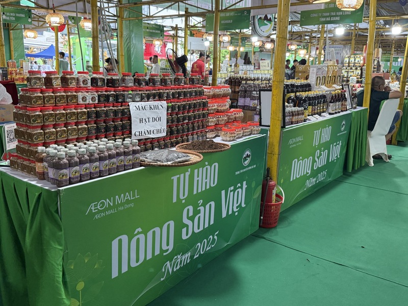 Gian hàng về đặc sản gia vị núi rừng (Ảnh: Phương Ly)