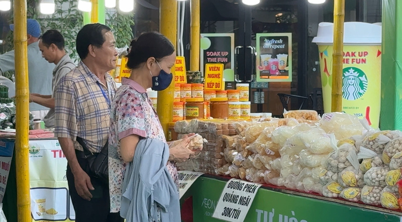 Khách hàng tham quan gian hàng (Ảnh: Phương Ly)
