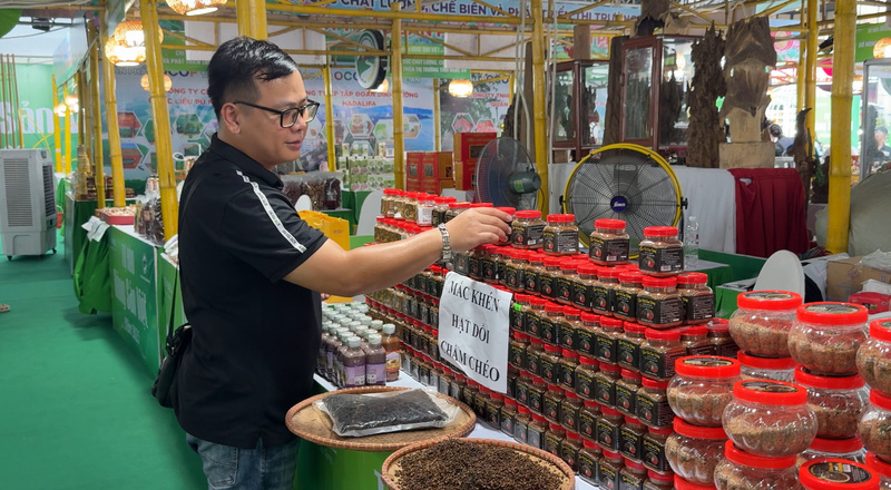 Đại diện nhãn hàng giới thiệu sản phẩm (ảnh: Phương Ly)