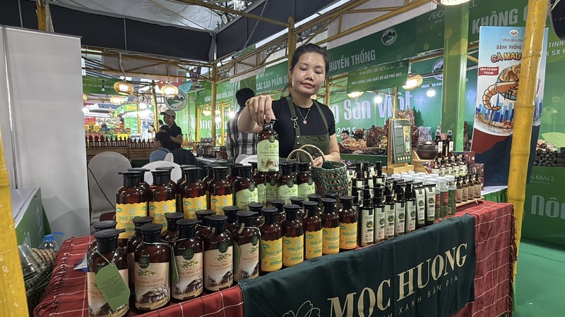 Các tư vấn viên nhiệt tình quảng bá sản phẩm của nhãn hàng (Ảnh: Phương Ly)