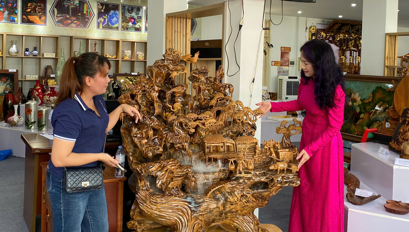 Sản phẩm đồ gỗ điêu khắc được trưng bày tại Triển lãm. Ảnh: N.H