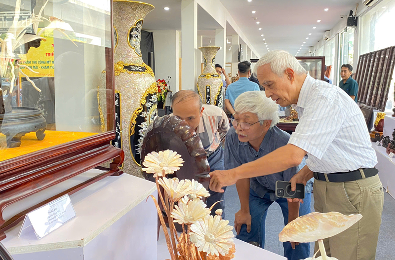 Các nghệ nhân, chuyên gia lĩnh vực thủ công mỹ nghệ tham quan Triển lãm. Ảnh: N.H