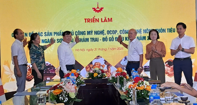 Khai mạc Triển lãm Chuyên đề các sản phẩm thủ công mỹ nghệ, OCOP, công nghiệp nông thôn tiêu biểu ngành sơn mài - khảm trai - đồ gỗ điêu khắc năm 2025. Ảnh: N.H