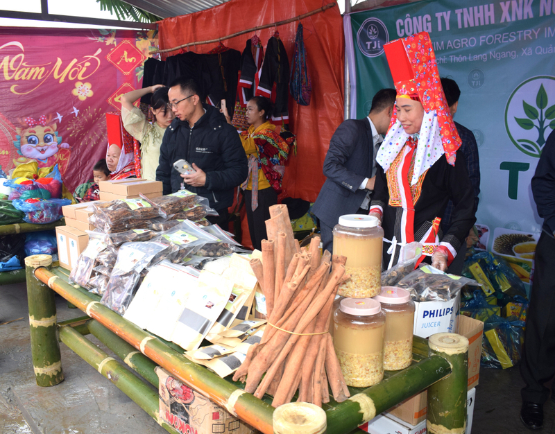 Các phiên chợ ở Quảng Ninh là cơ hội tiêu thụ hàng hoá miền núi (Ảnh: Công Thành)
