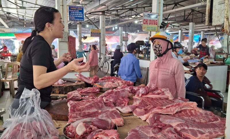 Sức mua thịt lợn giảm mạnh do ảnh hưởng của dịch tả lợn châu Phi. Ảnh: Võ Hà