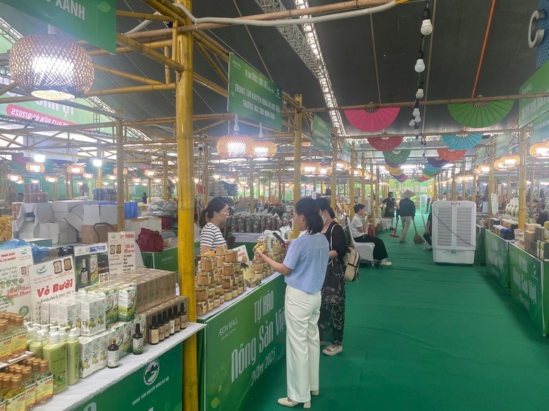 Người tiêu dùng hào hứng tìm hiểu, trải nghiệm sản phẩm (Ảnh: Phương Ly)