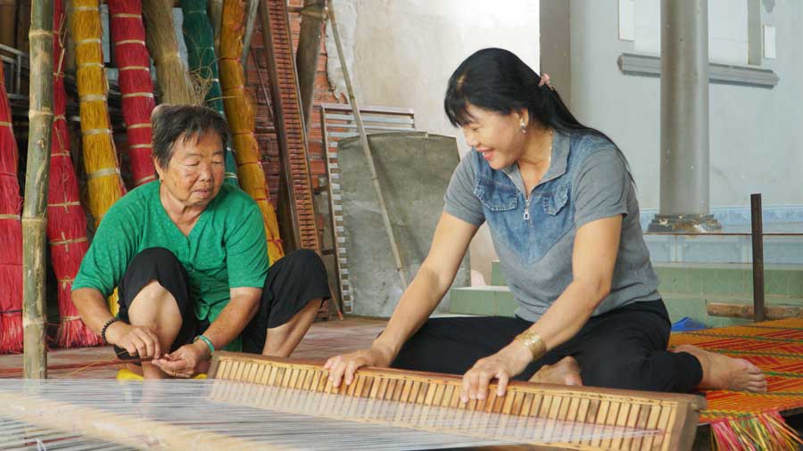 Nghệ nhân Diệp Thị Som gìn giữ kỹ thuật dệt thủ công chiếu hoa với 10 mẫu hoa văn truyền thống.