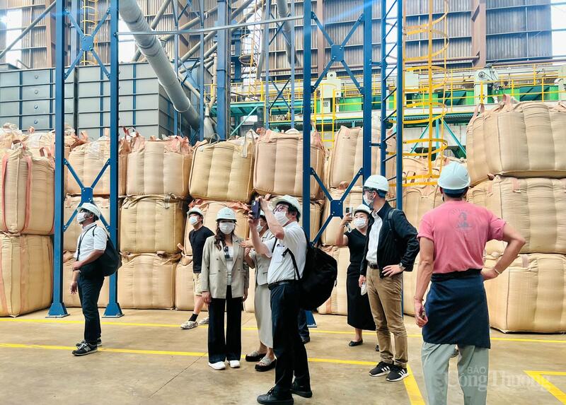 Đoàn doanh nghiệp Nhật Bản tham quan nhà máy chế biến cà phê của Công ty TNHH Vĩnh Hiệp. Ảnh: Hiền Mai