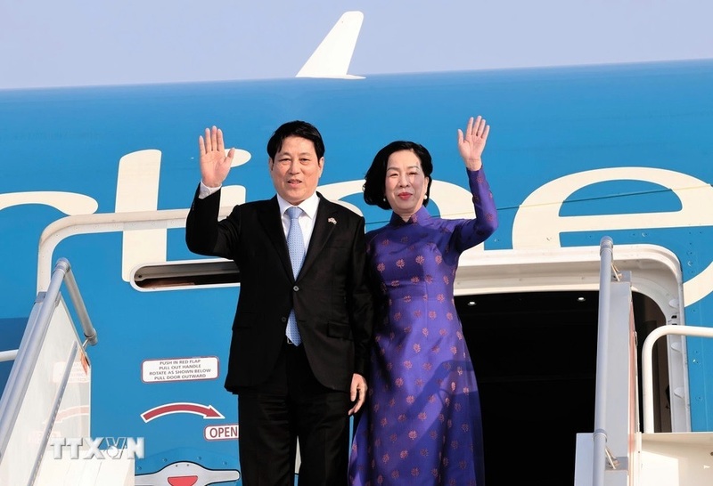 Chủ tịch nước Lương Cường và Phu nhân đến sân bay quốc tế Quatro de Fevereiro, Thủ đô Luanda. Ảnh: Lâm Khánh/ TTXVN
