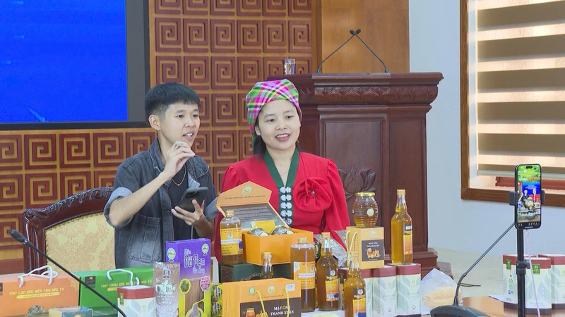 Chị Lò Thanh Xuân - Giám đốc Hợp tác xã nông nghiệp Mường Mít giới thiệu sản phẩm của cơ sở đến với khách hàng. Ảnh: PL