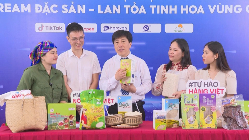 Ông Vương Thế Mẫn - Giám đốc Sở Công Thương tỉnh Lai Châu tham gia cùng các cơ sở sản xuất giới thiệu sản phẩm địa phương trên các kênh phân phối thương mại điện tử. Ảnh: PL