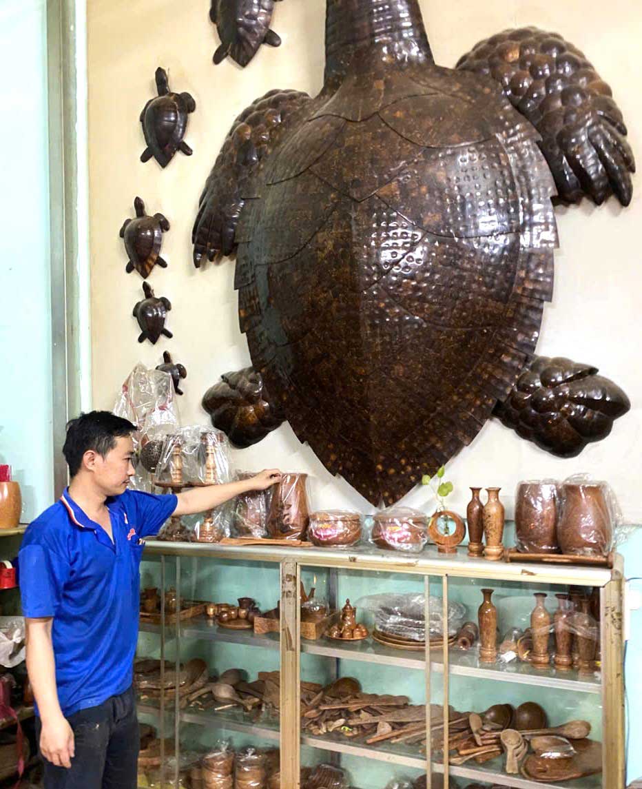 Cơ sở Trường Ngân sản xuất đa dạng sản phẩm thủ công mỹ nghệ từ dừa.