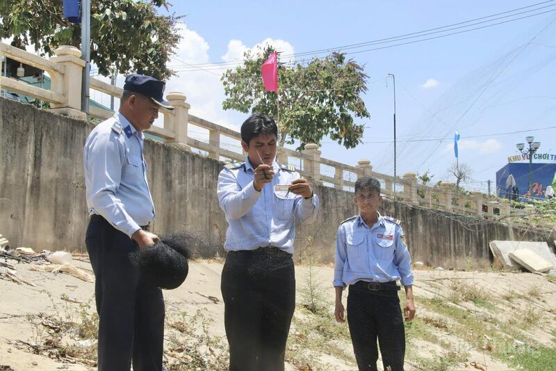 Các lực lượng tháo gỡ bẫy do các đối tượng xấu giăng để hòng săn chim yến