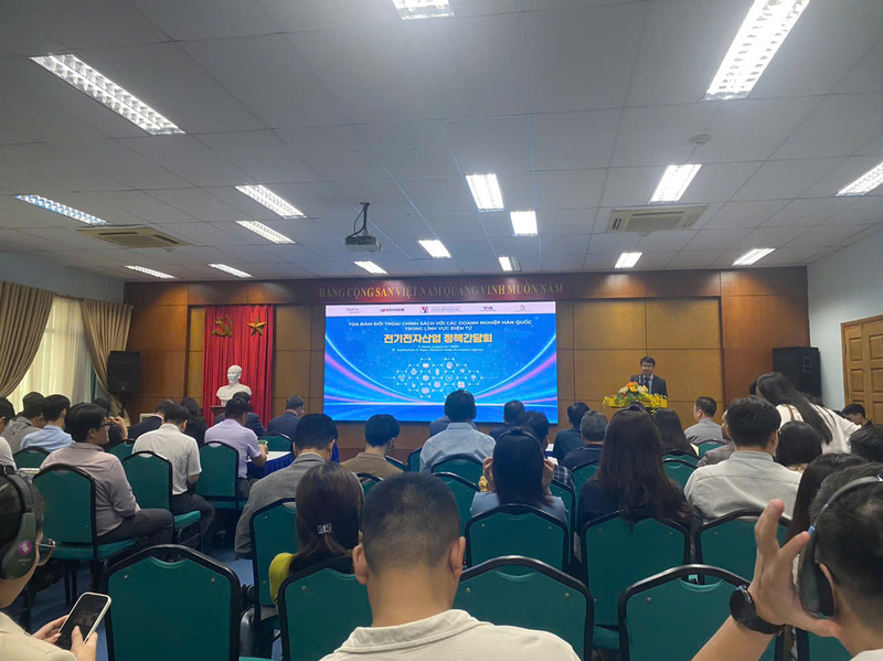 Toạ đàm đối thoại chính sách với các doanh nghiệp Hàn Quốc trong lĩnh vực điện tử thu hút sự quan tâm của nhiều doanh nghiệp. Ảnh: Đỗ Nga