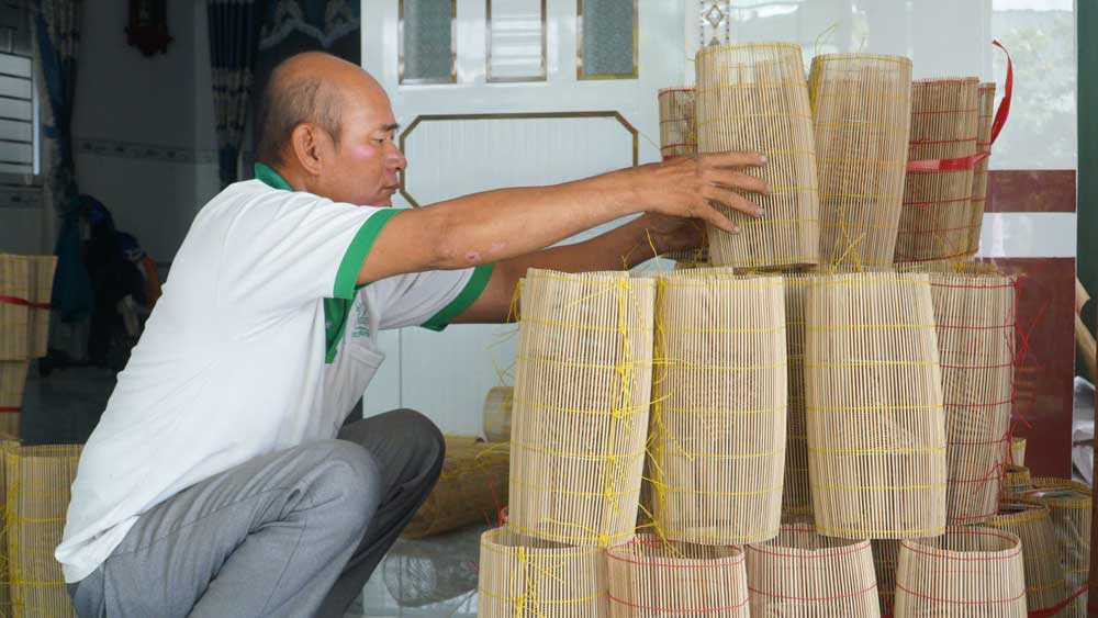 Nghề sản xuất lọp tép ở phường Thới Long (TP Cần Thơ) nổi tiếng nhờ mẫu mã đẹp, chất lượng đảm bảo.