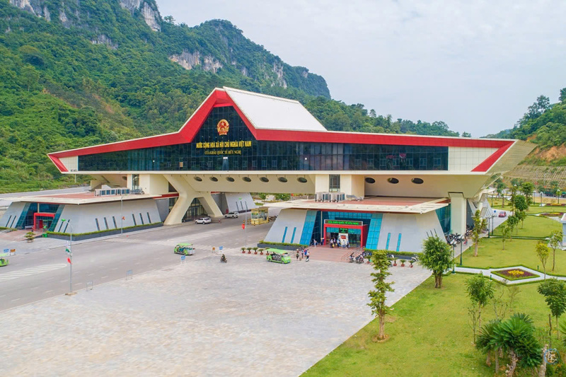 Cửa khẩu quốc tế Hữu Nghị đang trở thành cửa khẩu đường bộ tiên tiến nhất ASEAN. Ảnh: Sông Hồng