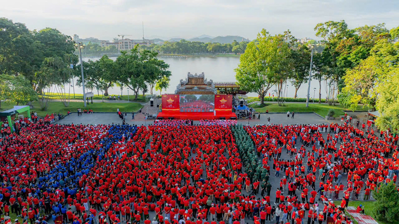 Quang cảnh hoạt động "Cùng Việt Nam tiến bước" tại Nghinh Lương Đình, TP. Huế. Ảnh: T. Hồng